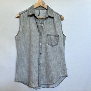 Paper Crane Gray Sleeveless Button Down Cotton Blend Shirt with Studded Collar